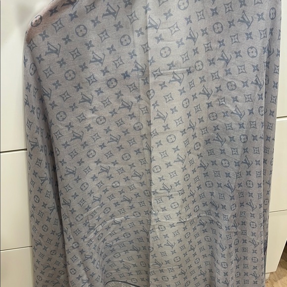 Louis Vuitton Cashmere Blue and Gray Patterned Scarf/Wrap - Picture 12 of 14